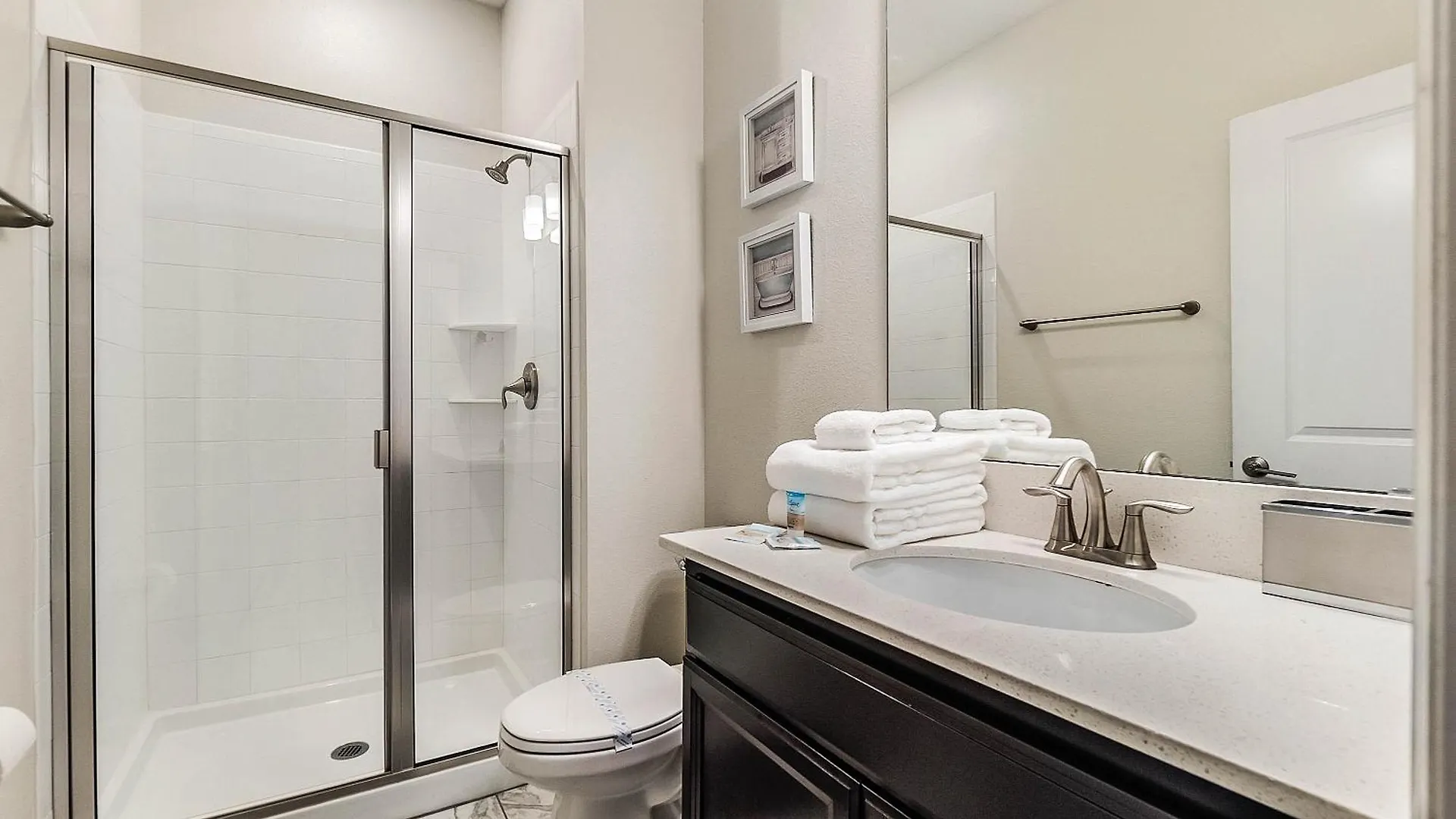4 Bedrooms - 3 Bathrooms - Storey 4925 Wa Holiday home *