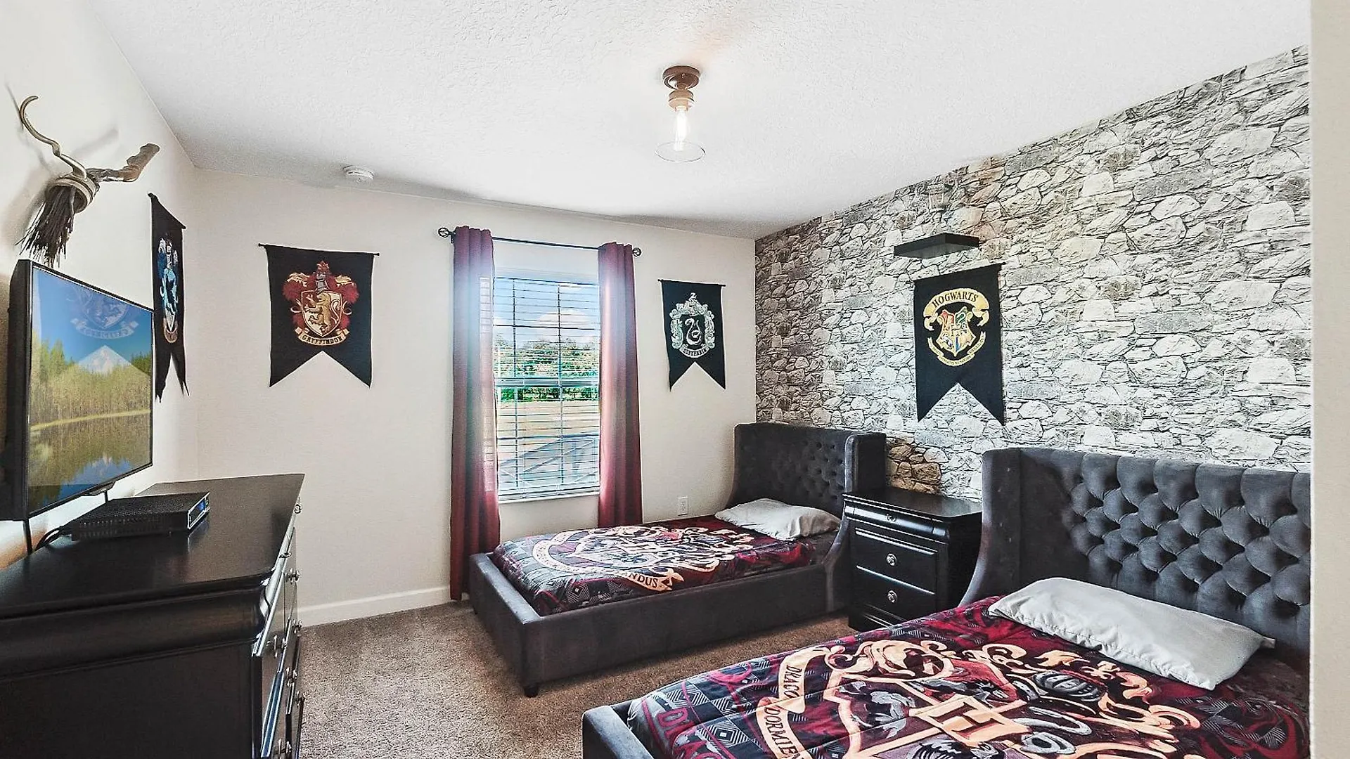4 Bedrooms - 3 Bathrooms - Storey 4925 Wa