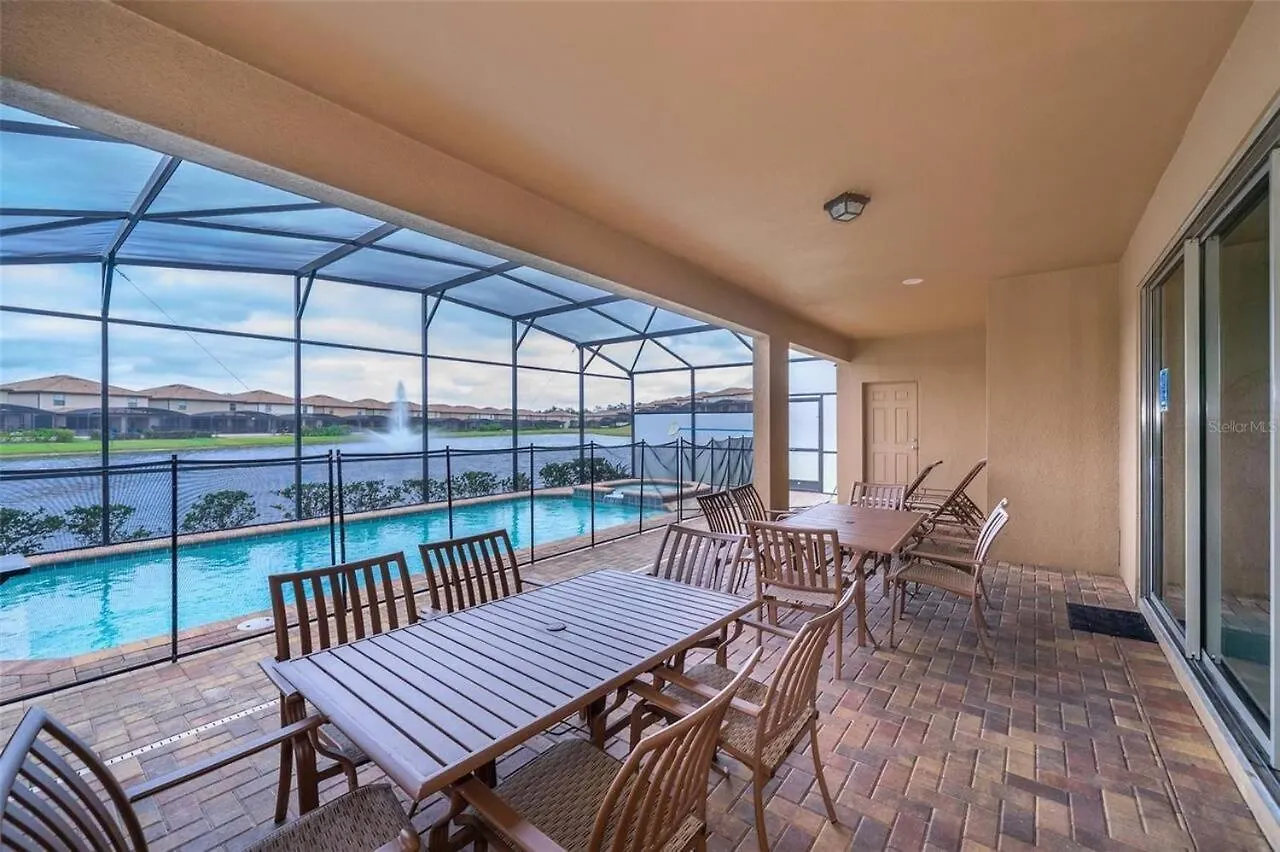 Villa Windsor At Westside 1220 By *