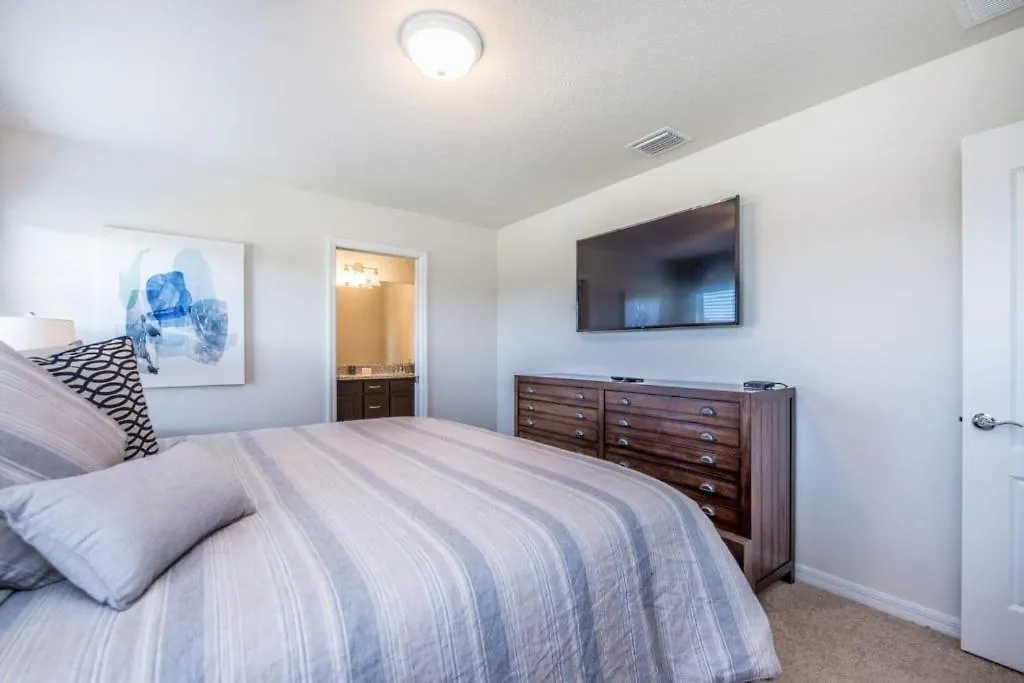 Villa Windsor At Westside 550 By