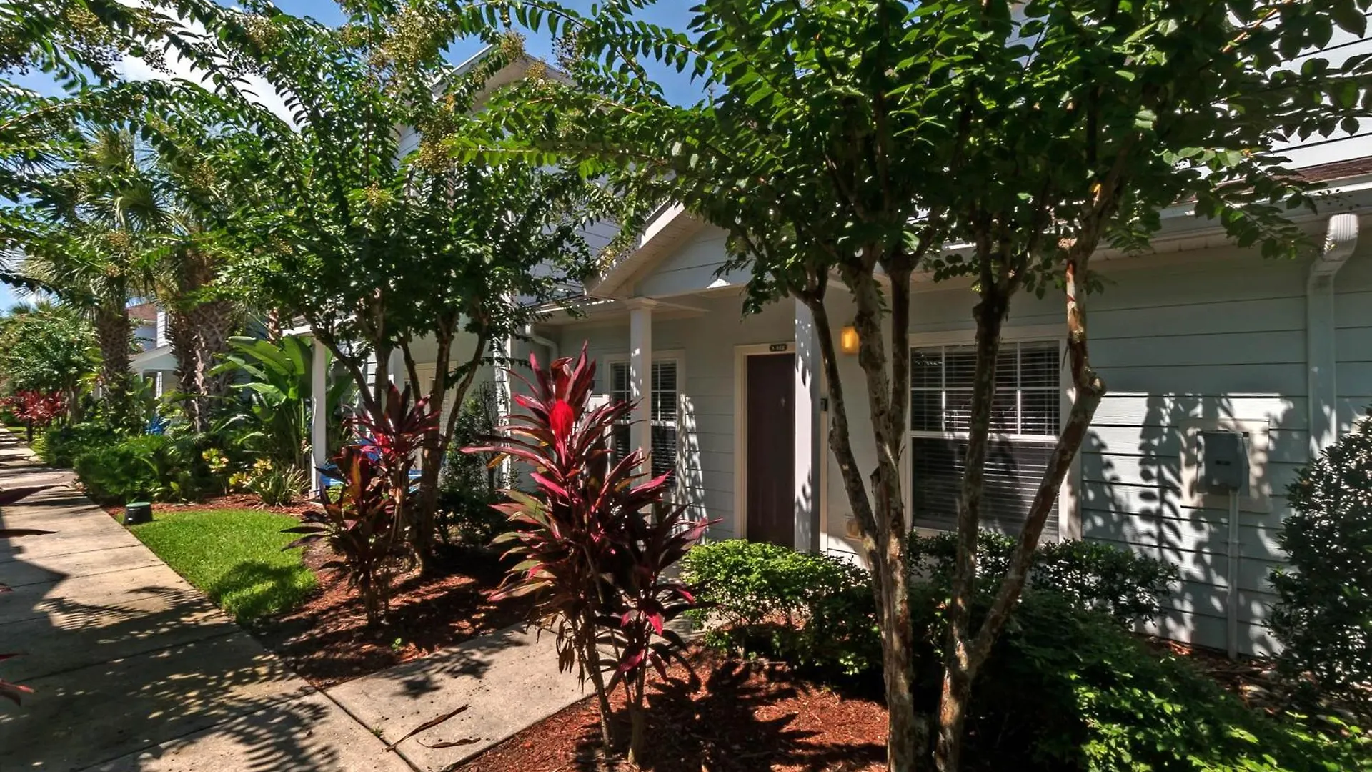 3 Bedrooms - 2 Bathrooms - Lucaya Village 1-102 Holiday home