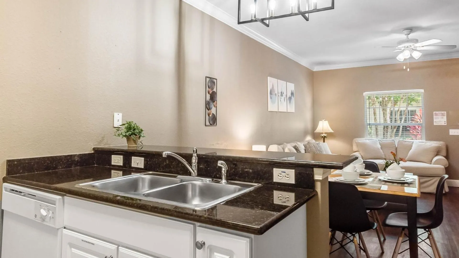 Holiday home 3 Bedrooms - 2 Bathrooms - Lucaya Village 1-102 *
