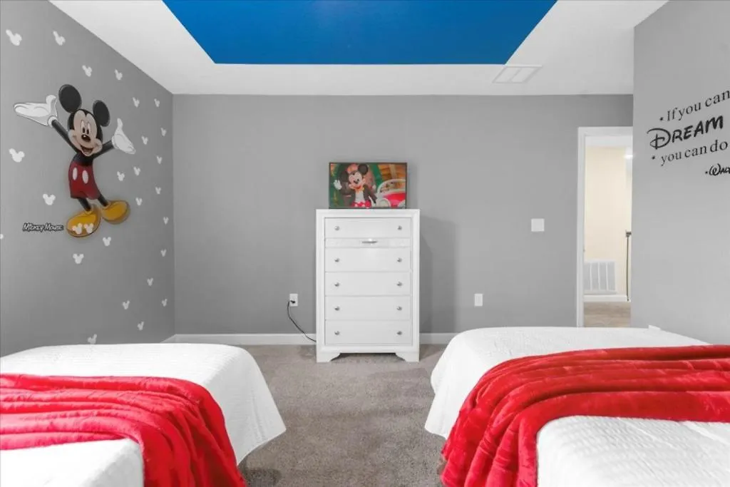 9 Bedrooms- 5 Bathrooms- Storey 2742ow Holiday home *