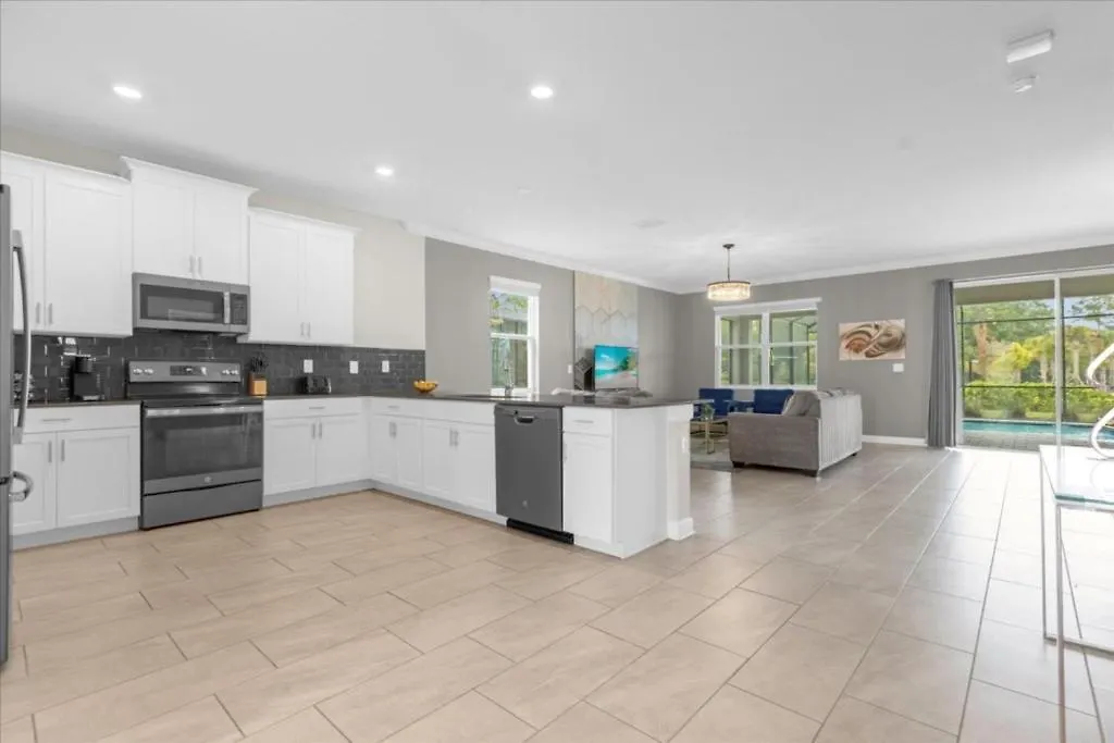 9 Bedrooms- 5 Bathrooms- Storey 2742ow