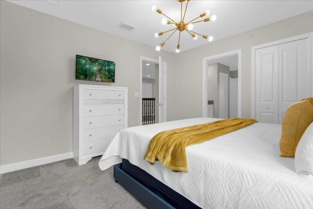 9 Bedrooms- 5 Bathrooms- Storey 2742ow *