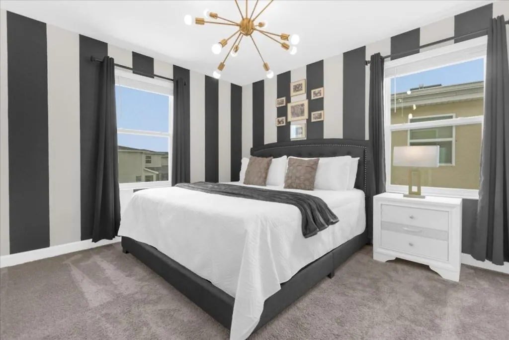 9 Bedrooms- 5 Bathrooms- Storey 2742ow