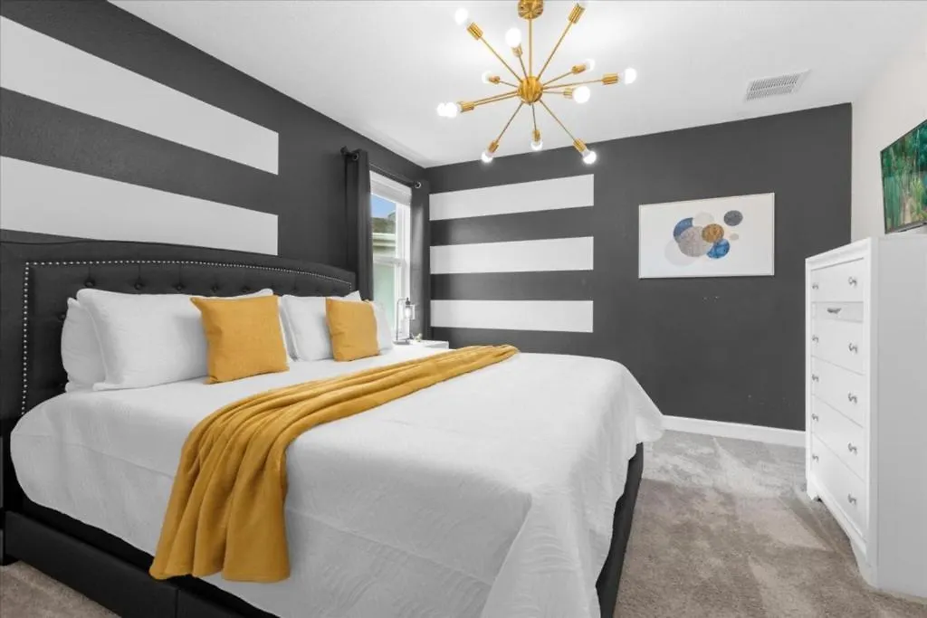 9 Bedrooms- 5 Bathrooms- Storey 2742ow