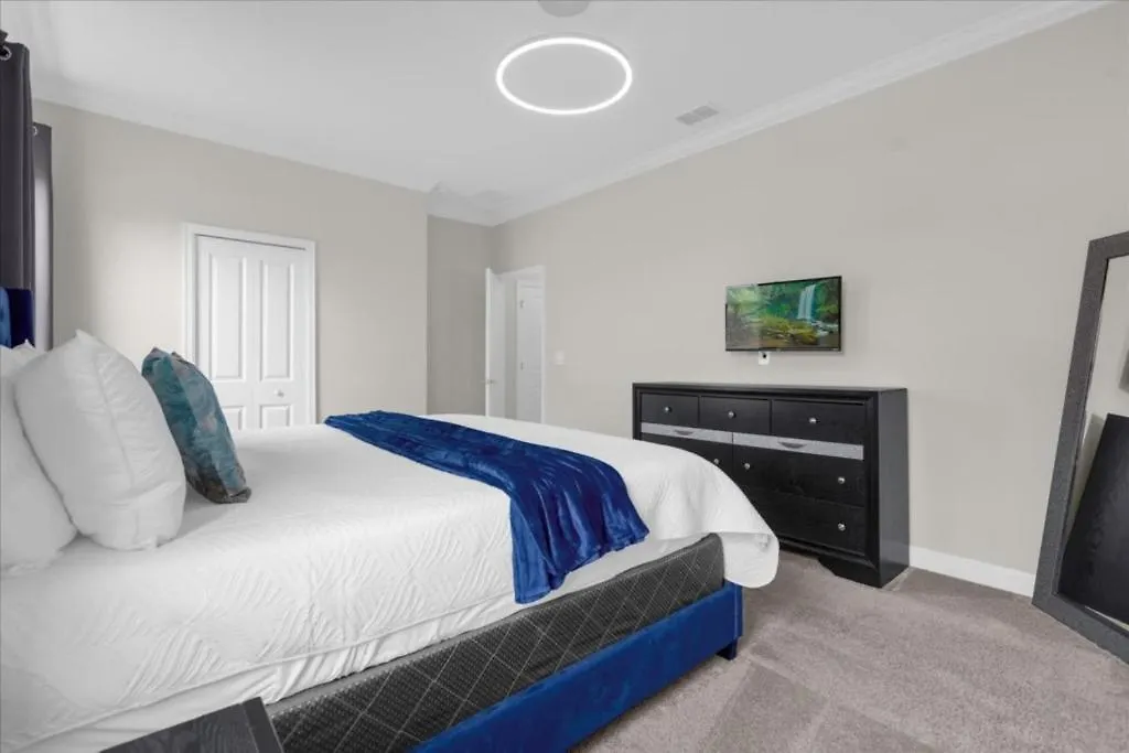 9 Bedrooms- 5 Bathrooms- Storey 2742ow *