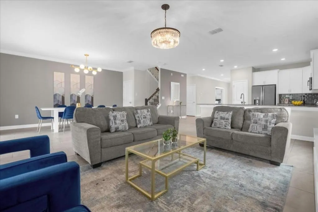 9 Bedrooms- 5 Bathrooms- Storey 2742ow *