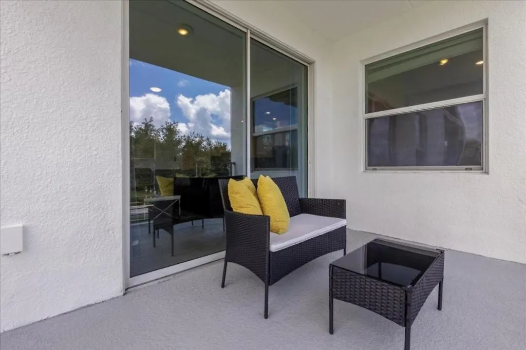 Apartment 2 Bedrooms- 2 Bathrooms- Storey 4751-207 Ct *