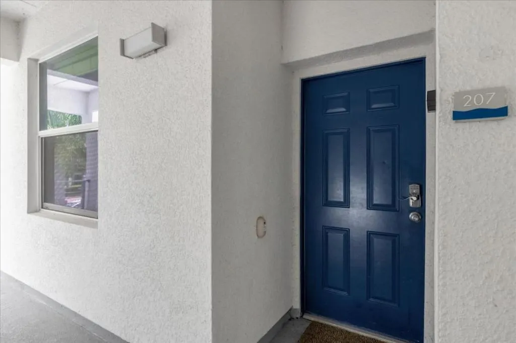 2 Bedrooms- 2 Bathrooms- Storey 4751-207 Ct