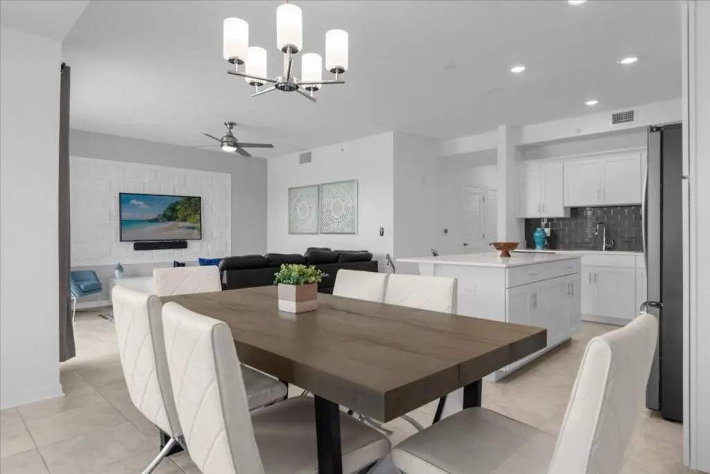 2 Bedrooms- 2 Bathrooms- Storey 4751-207 Ct *