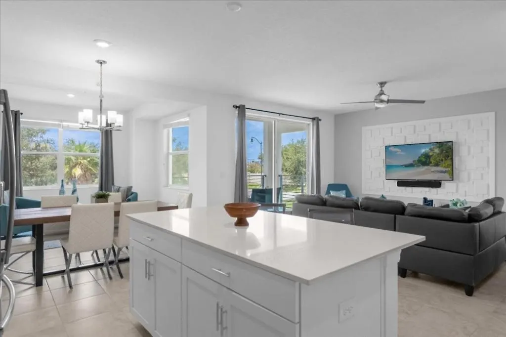 2 Bedrooms- 2 Bathrooms- Storey 4751-207 Ct *