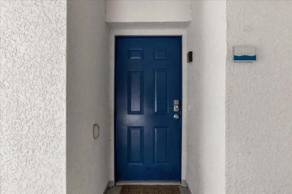 2 Bedrooms- 2 Bathrooms- Storey 4751-207 Ct Apartment *