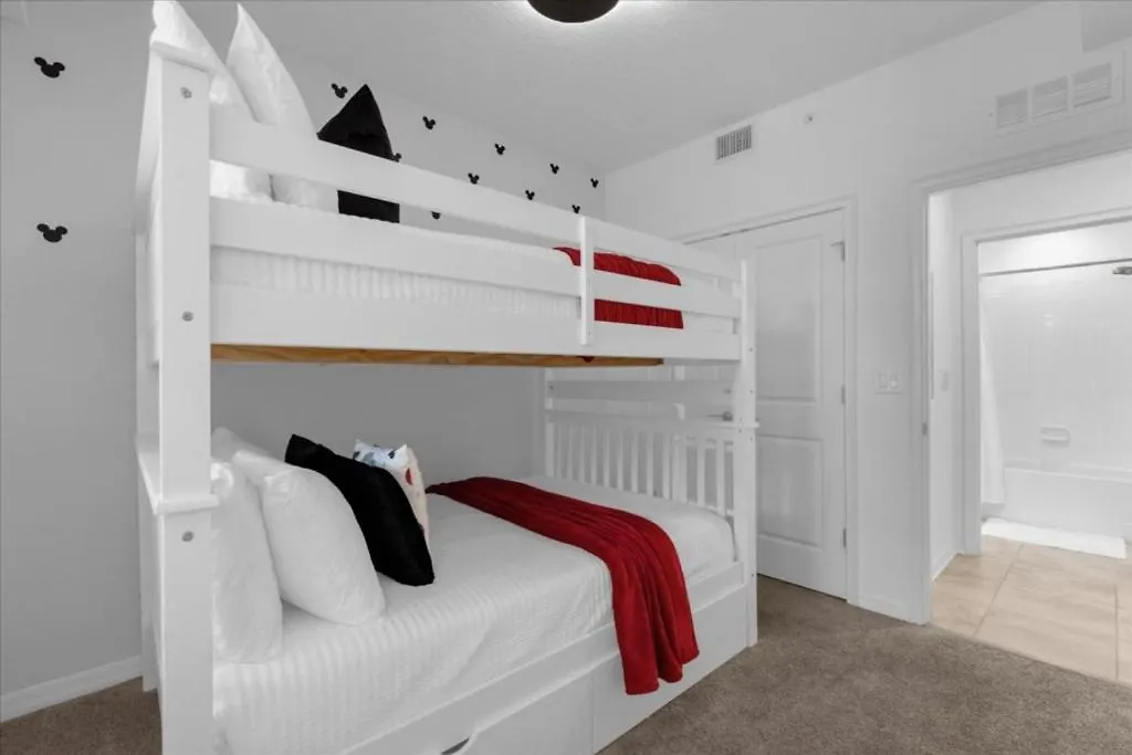 2 Bedrooms- 2 Bathrooms- Storey 4751-207 Ct *