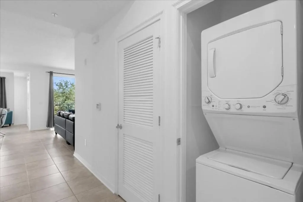 2 Bedrooms- 2 Bathrooms- Storey 4751-207 Ct *