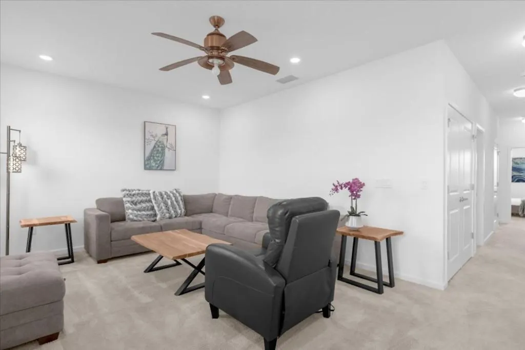 9 Bedrooms- 7 Bathrooms- Vernda Palms 2493 Sd