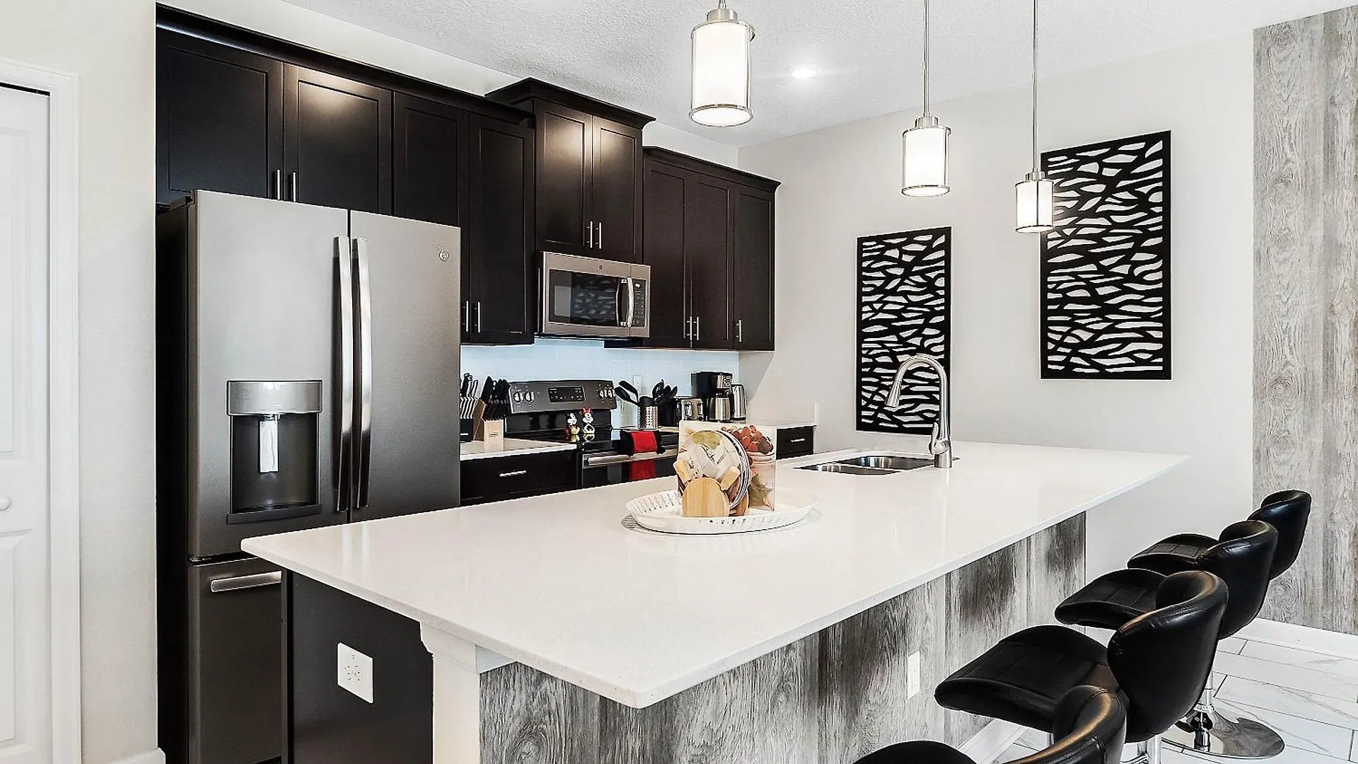 4 Bedrooms - 3 Bathrooms - Storey 4925 Wa