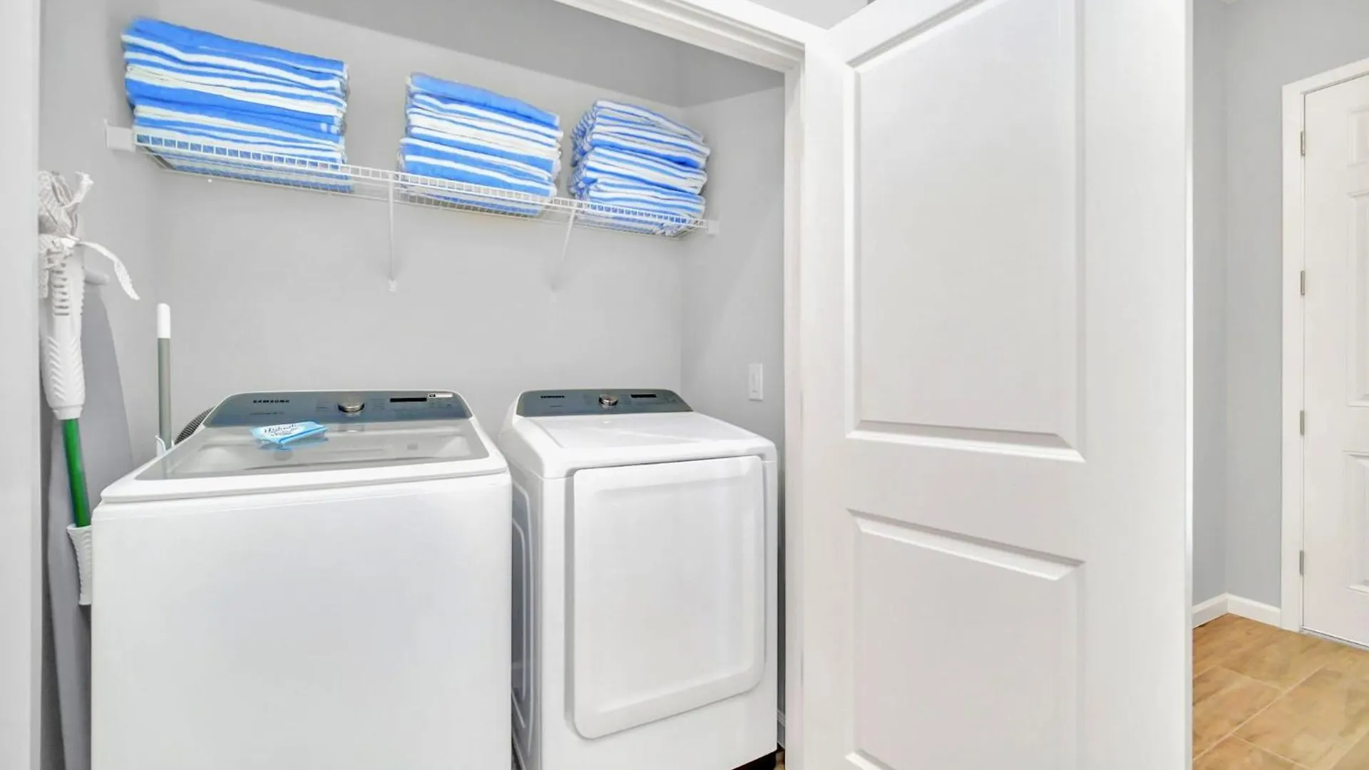 Sleeps 26 - With Private Pool Hot Tub Games & Cinema * Kissimmee