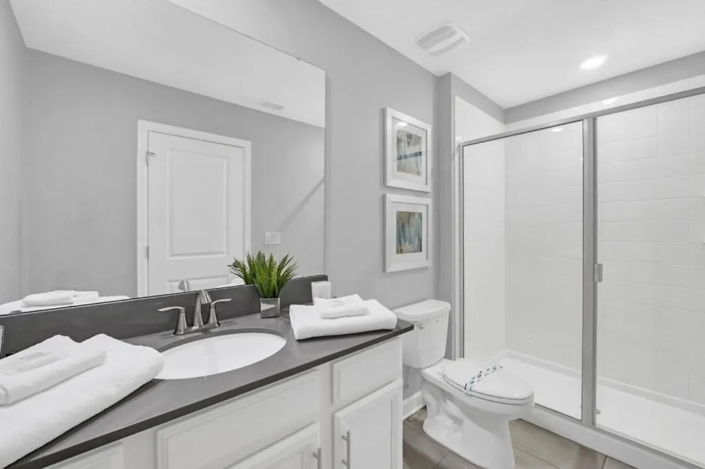 Storey 6 Bed Home- King Master On 1st Floor