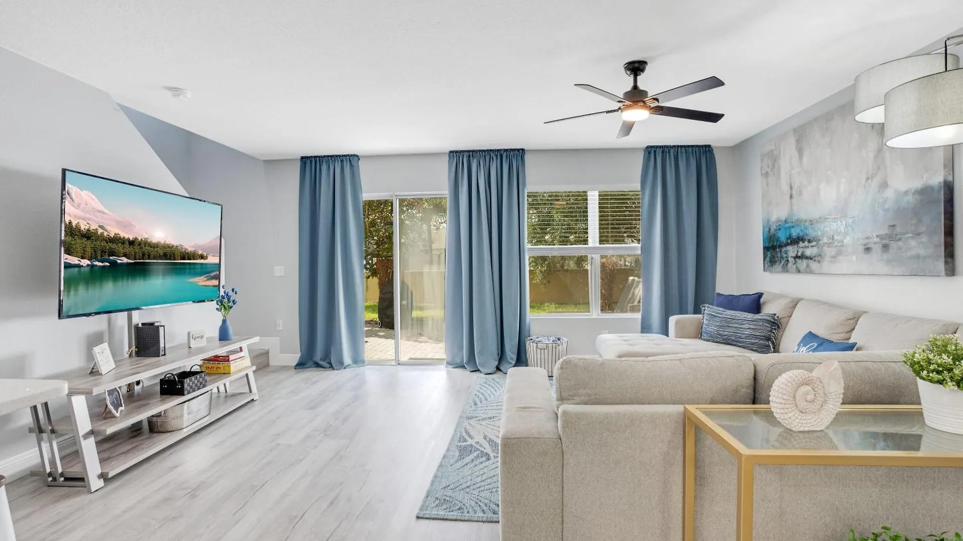 Stylish Near & Universal Holiday home