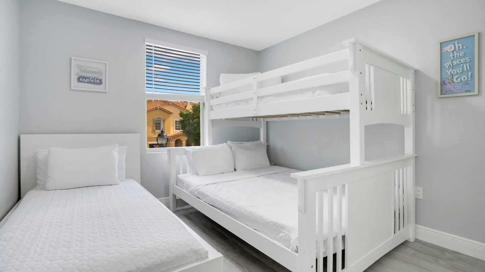Stylish Near & Universal Holiday home