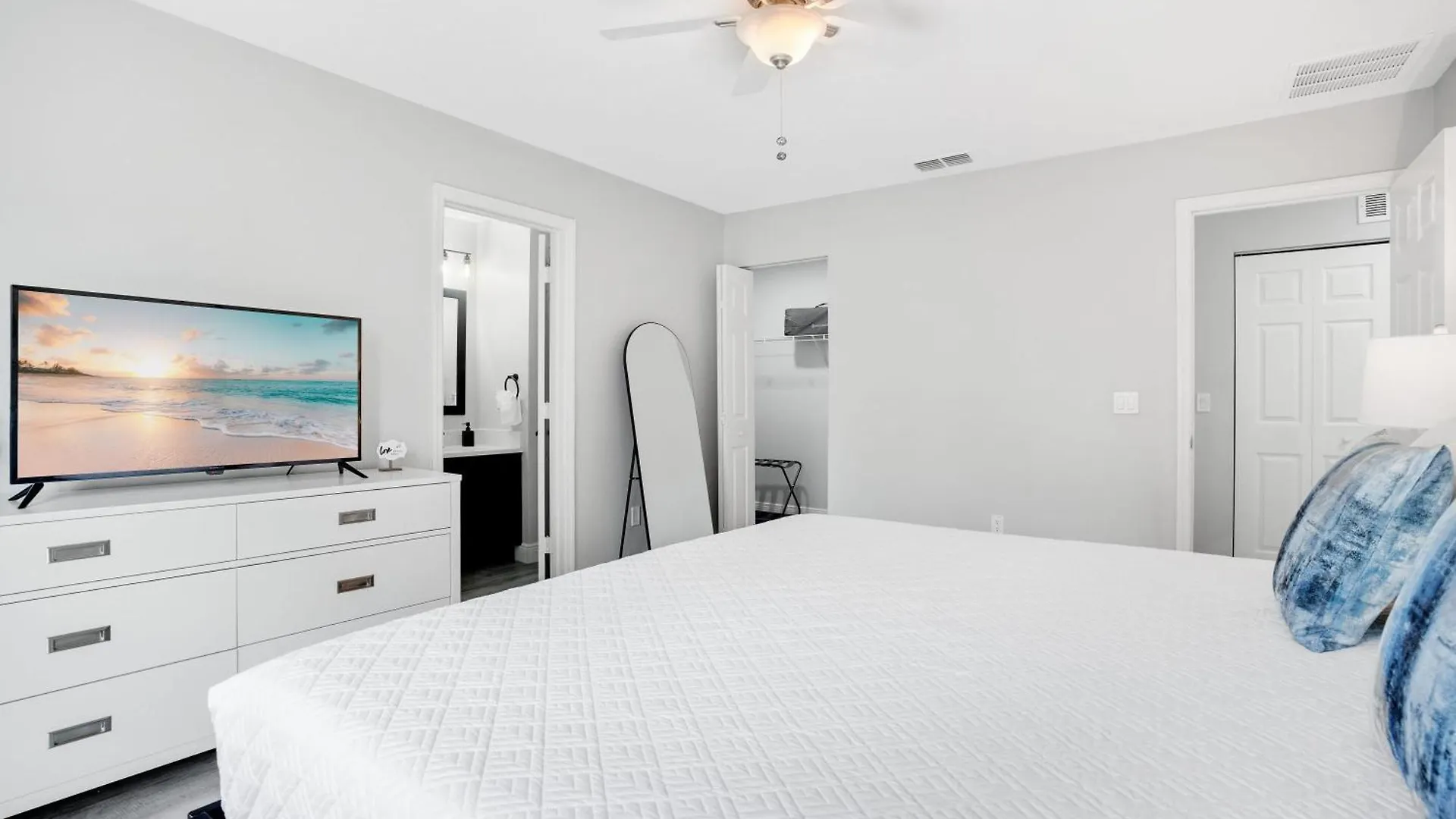 Stylish Near & Universal Holiday home *