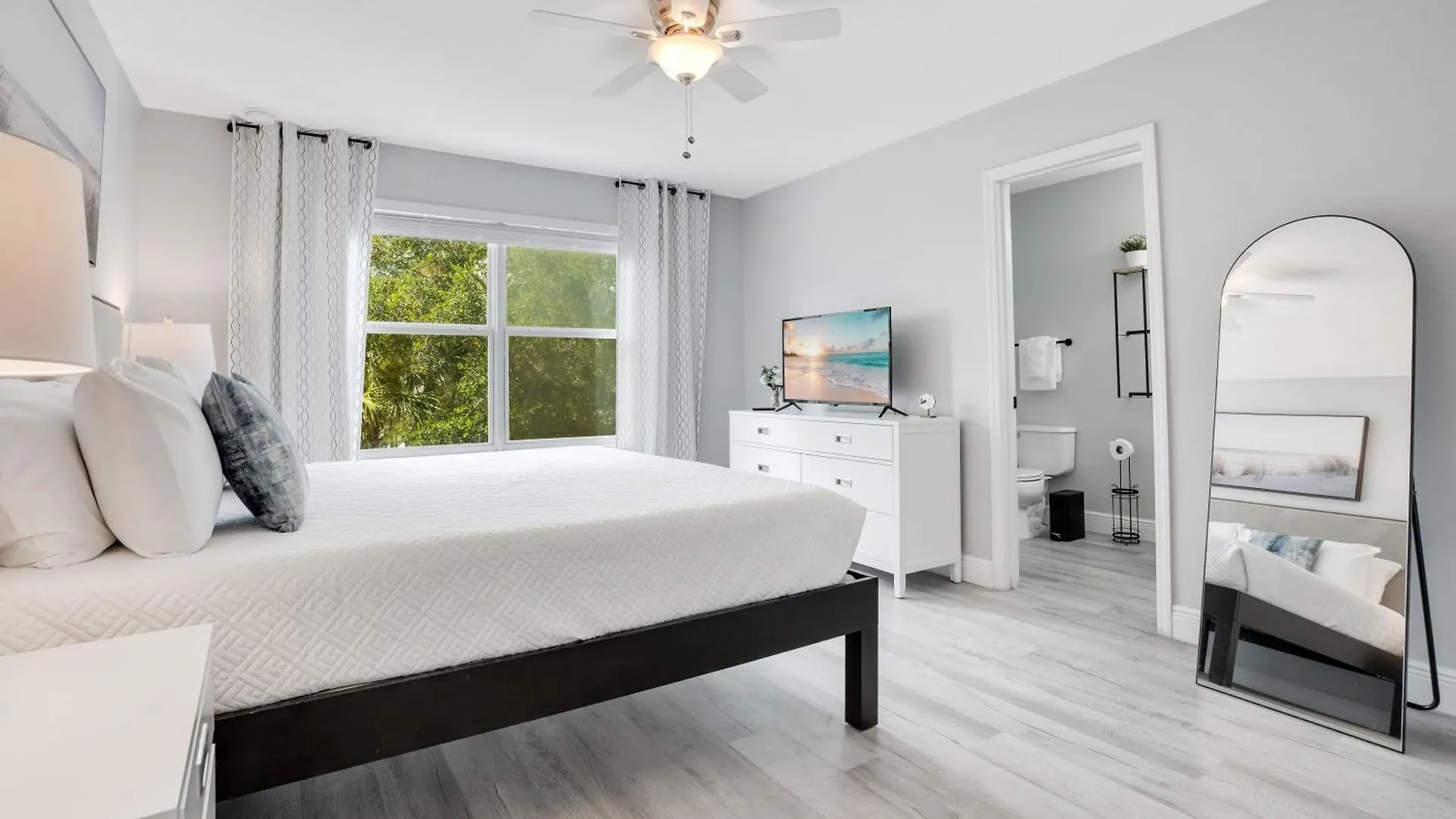 Stylish Near & Universal Holiday home