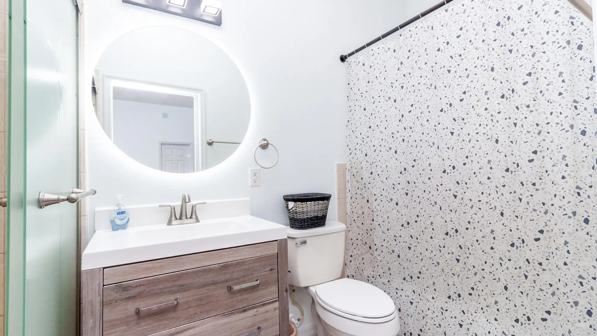 Beautiful Fully Furnished 2-bedroom Luxury