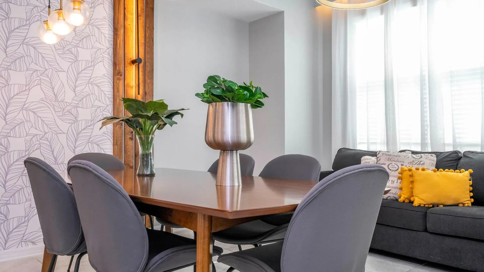 Stylish 2-br Sleeps 7 Near Magic *