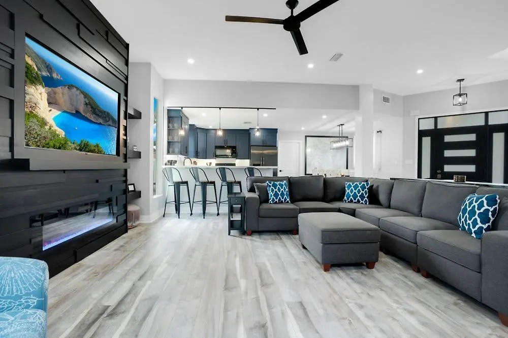 Luxury Near I Fully Renovated *