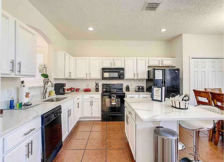 7bd 5ba W Pool 10 Mins Away To *