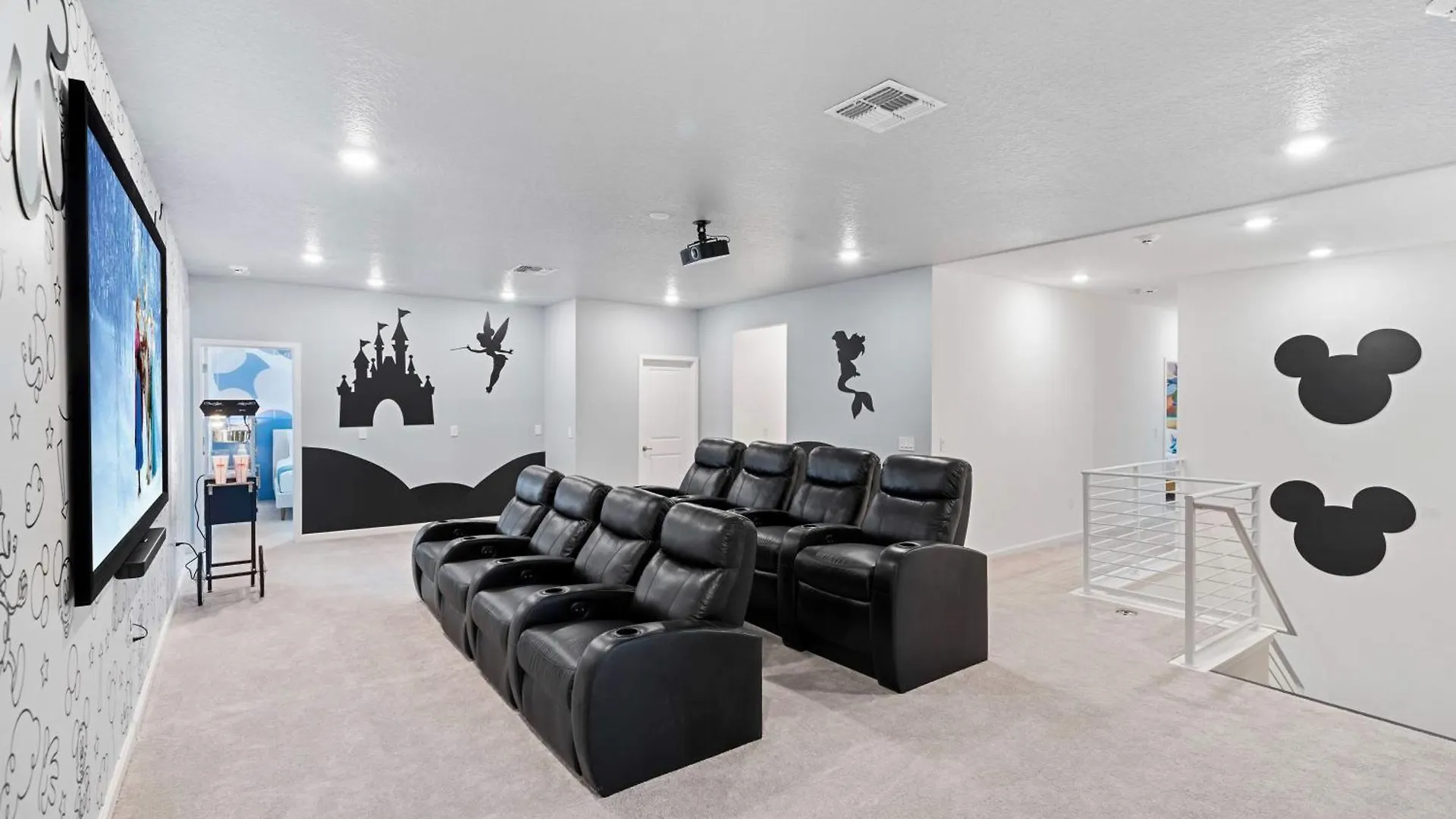 Luxury Family With Private Pool Hot Tub Cinema & Games Holiday home