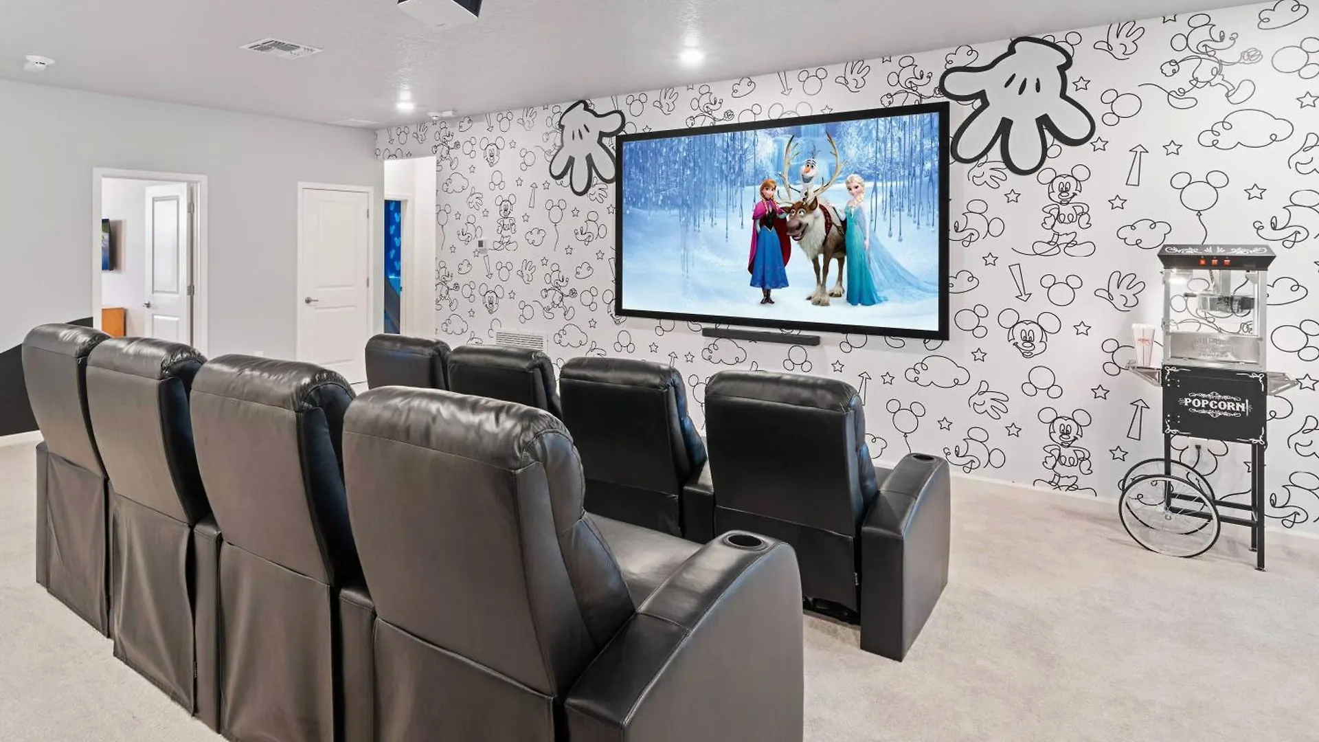 Luxury Family With Private Pool Hot Tub Cinema & Games Holiday home