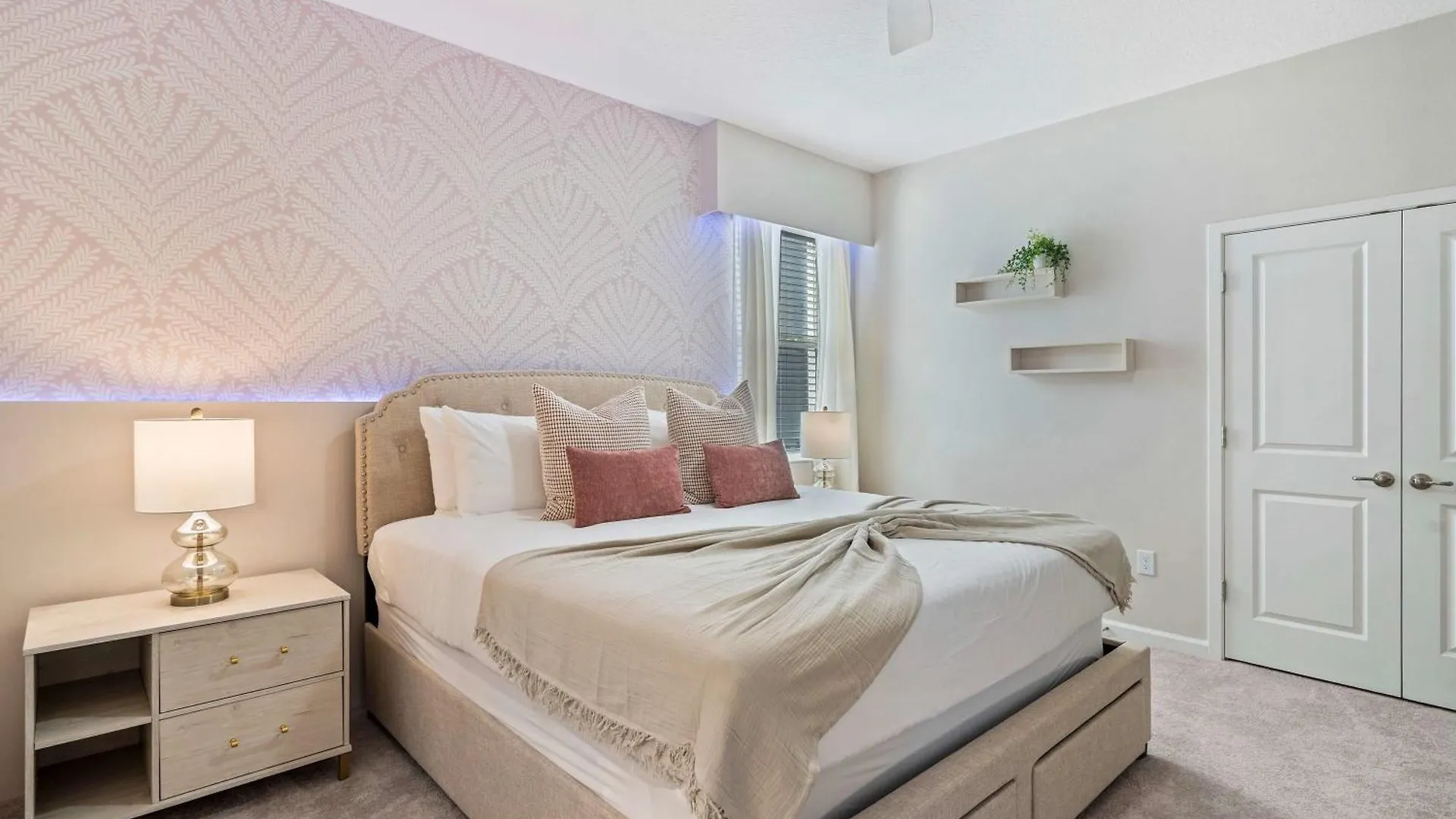 Luxury Family With Private Pool Hot Tub Cinema & Games Holiday home *