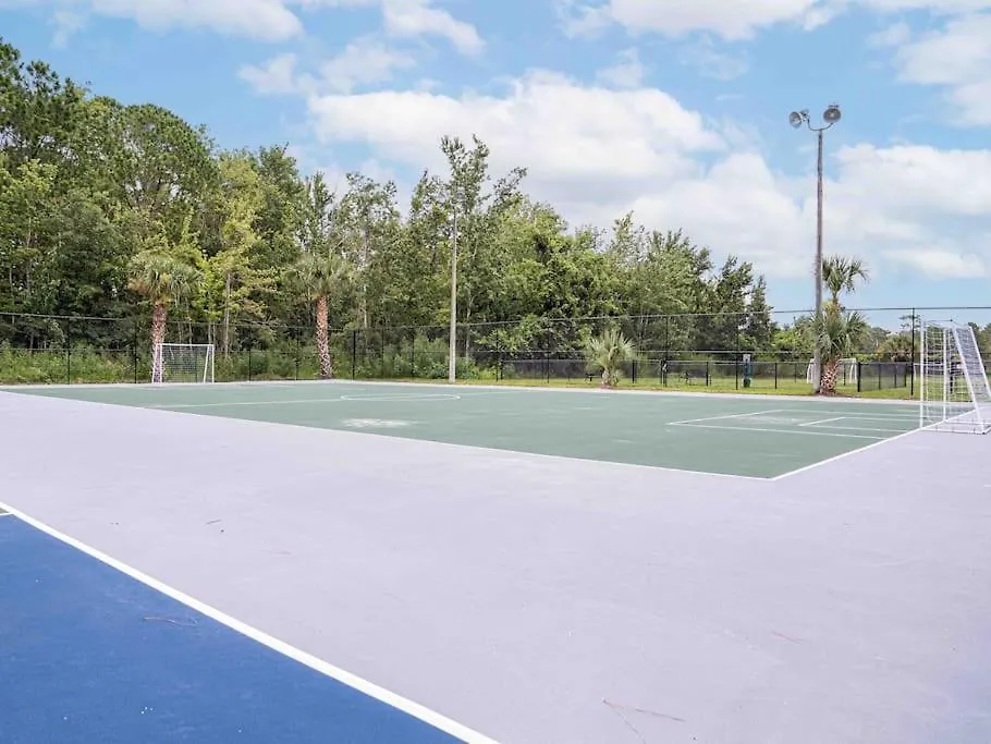 Apartment Spacious 1br Near Parks With Pool View