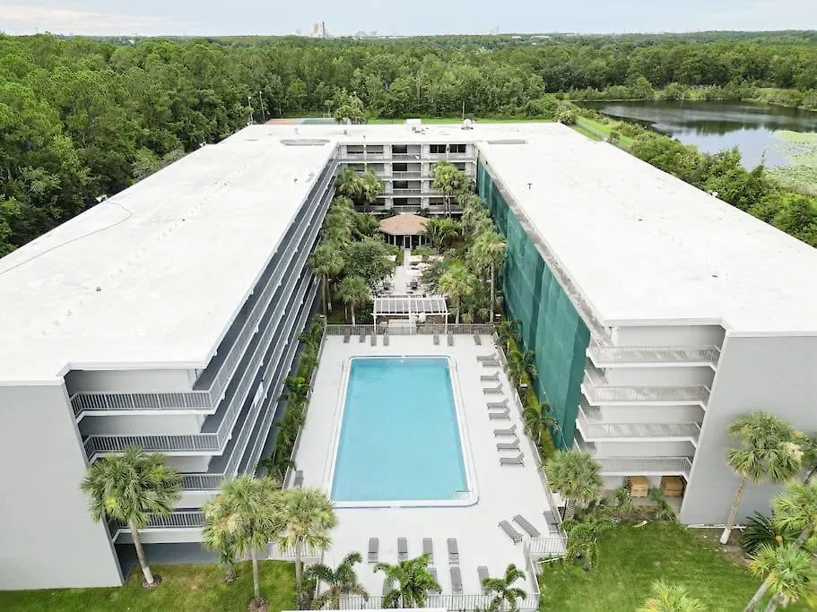 Apartment Spacious 1br Near Parks With Pool View