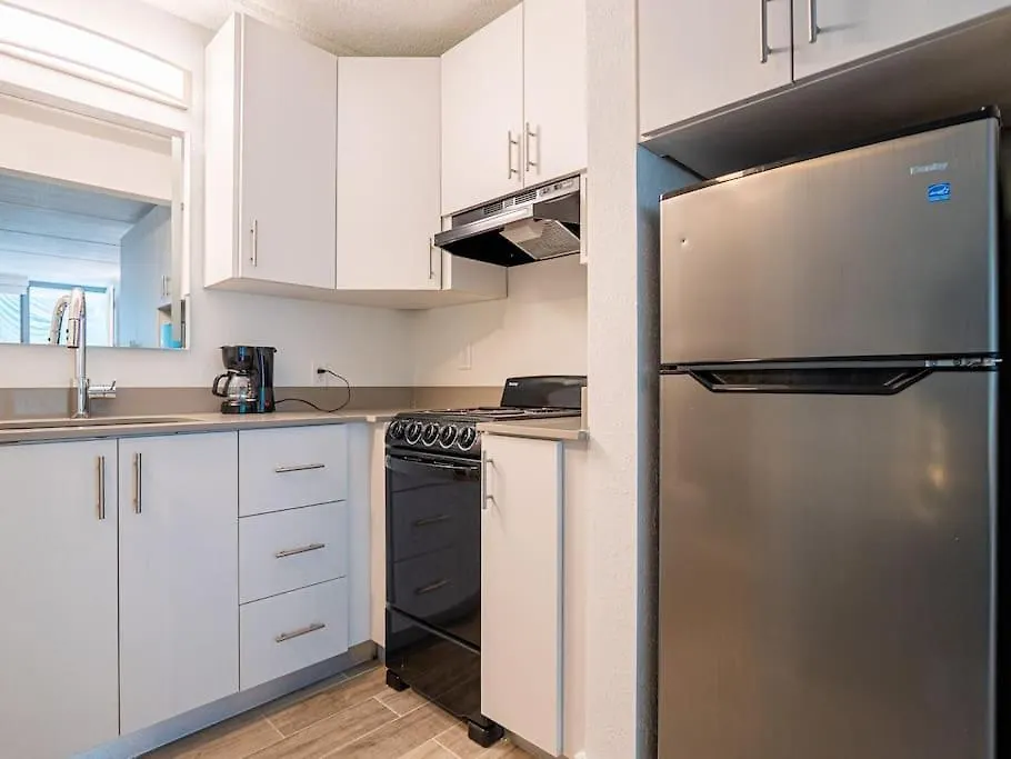 Apartment Spacious 1br Near Parks With Pool View *