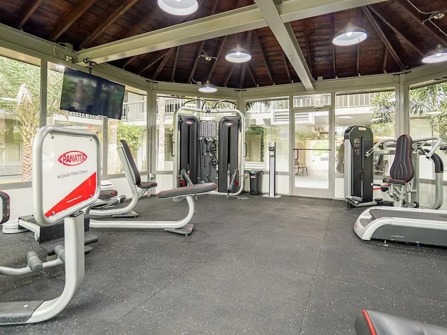Spacious 1br Near Parks With Pool View Apartment