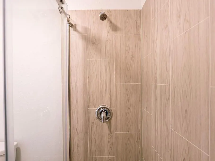 Spacious 1br Near Parks With Pool View Apartment *