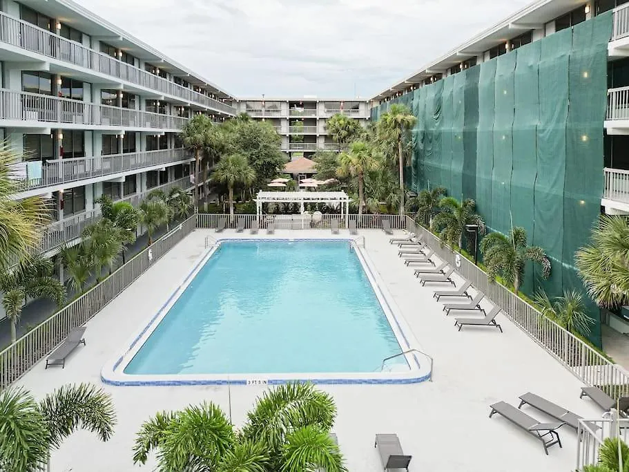 Spacious 1br Near Parks With Pool View *