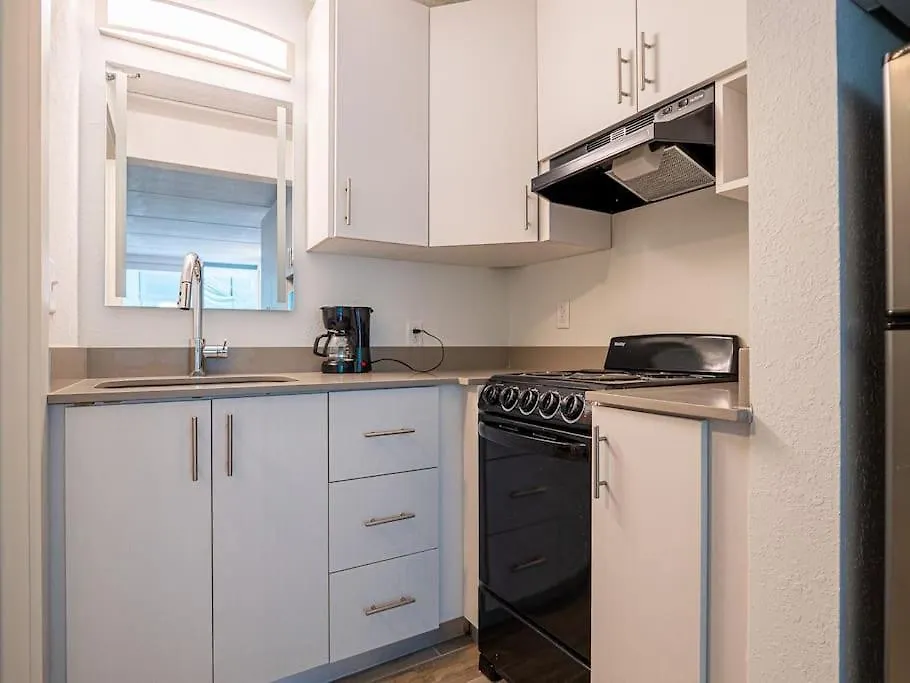 Spacious 1br Near Parks With Pool View Apartment