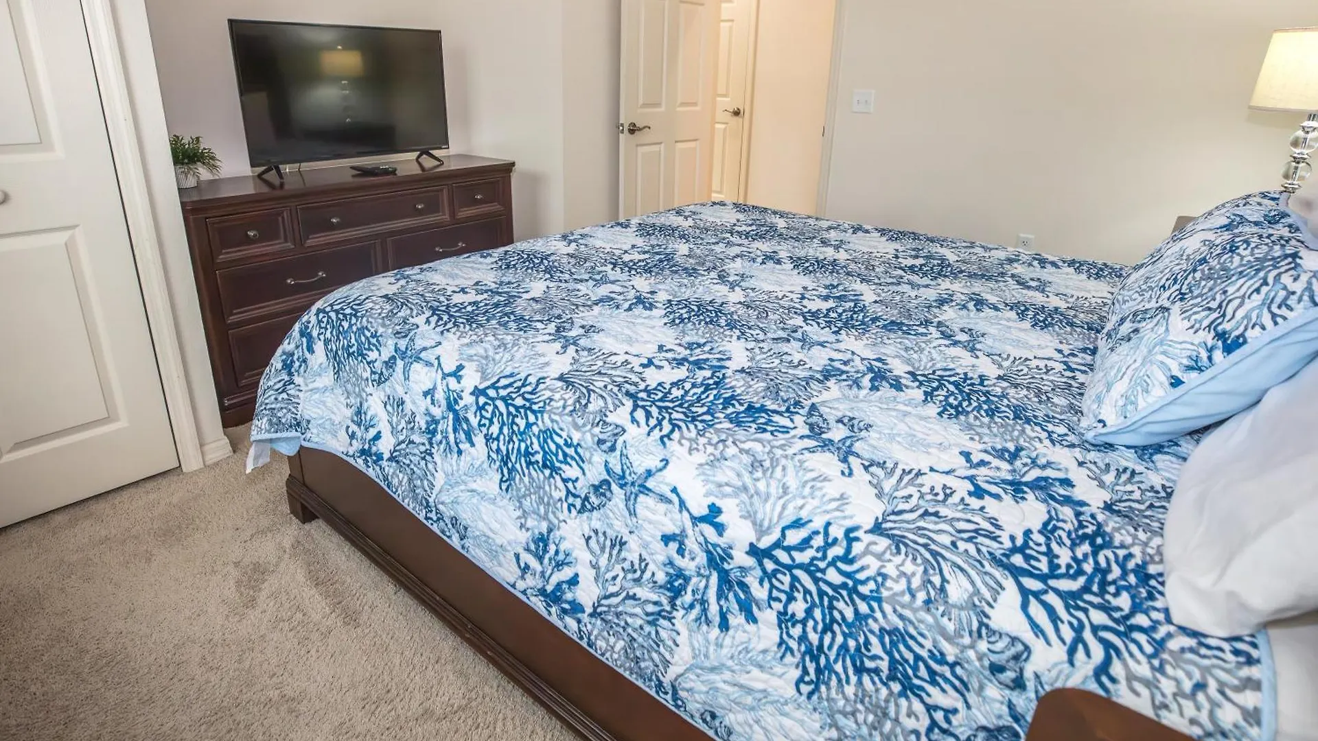 Elegant, Spacious 3bedroom Near Attractions Hot Tub Pool & Gym Holiday home