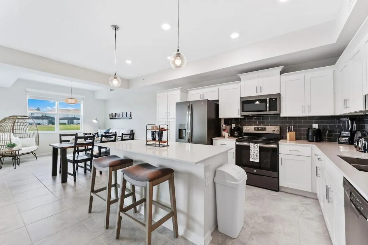Apartment Brand New Lakeview Storey 3121-103