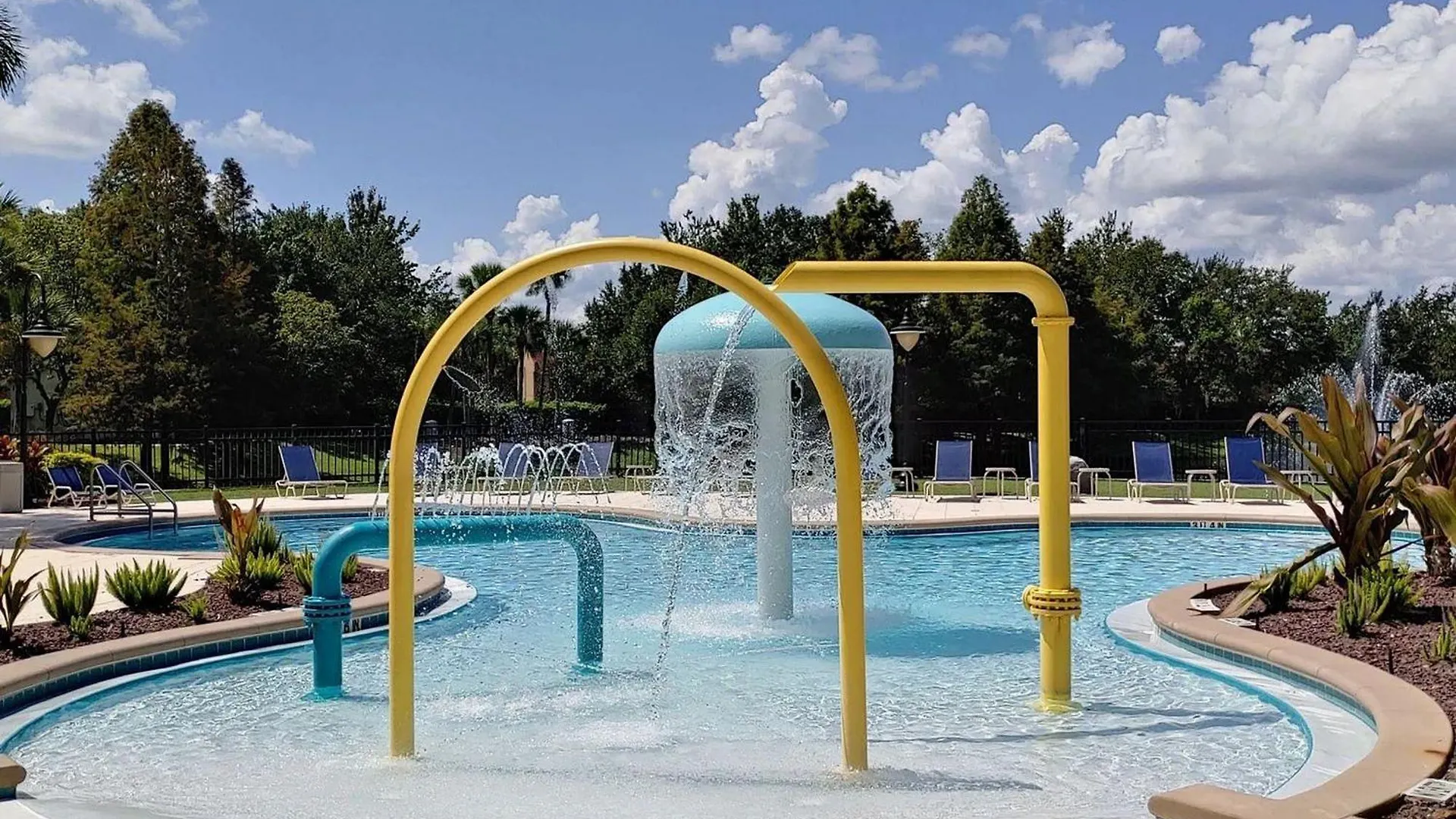 1104 - Casa Compacta Em Com Piscina! *
