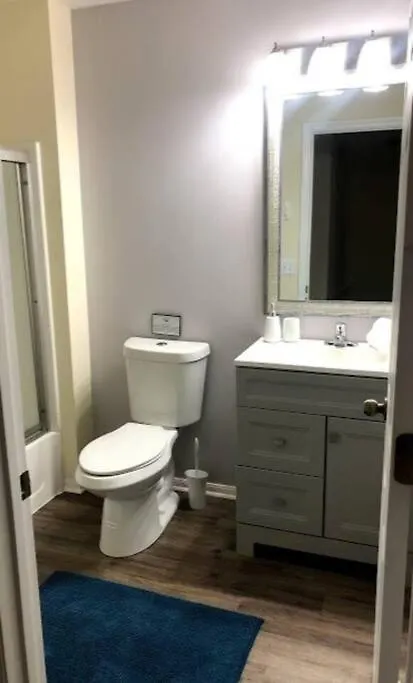 Apartment Ideal 3 Bedroom With Laundry *