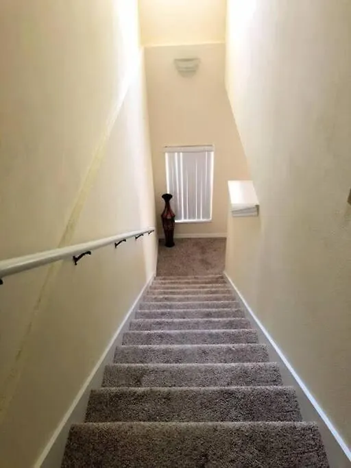 Apartment Ideal 3 Bedroom With Laundry