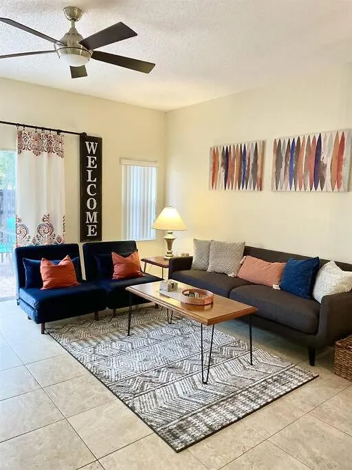 Ideal 3 Bedroom With Laundry *