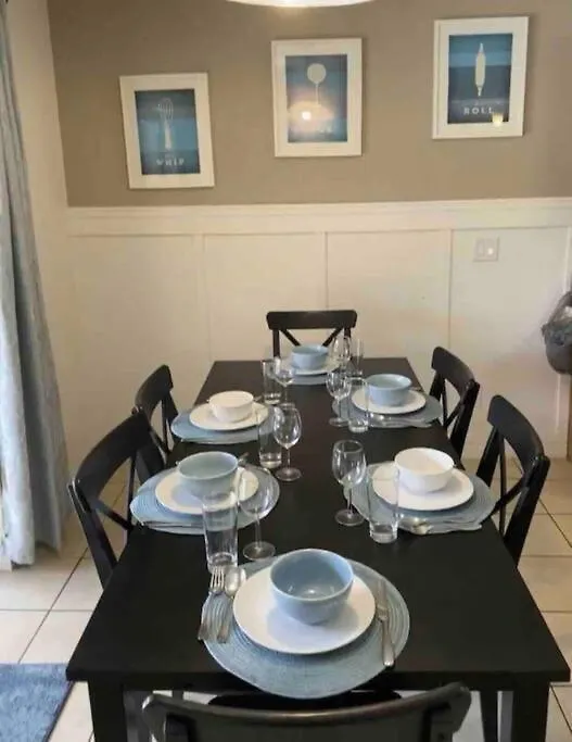Elegant 4 Bedroom Getaway, Pvt Heated Pool, Spa, Game Room, Secure Gated Community-club House, Perfect Dream Vacation! Holiday home