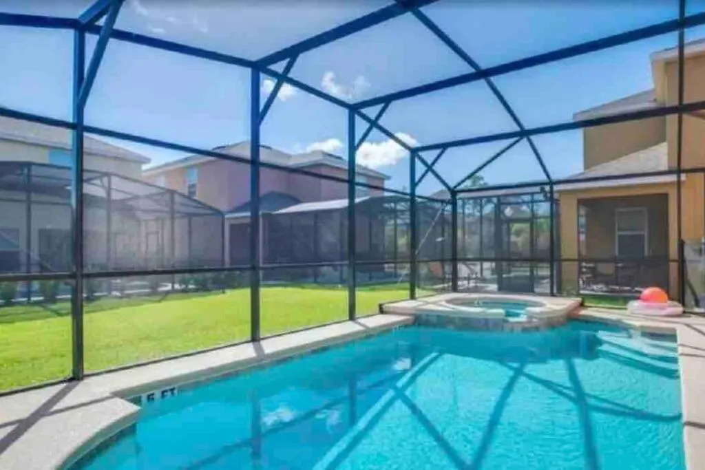 Holiday home Elegant 4 Bedroom Getaway, Pvt Heated Pool, Spa, Game Room, Secure Gated Community-club House, Perfect Dream Vacation! Kissimmee